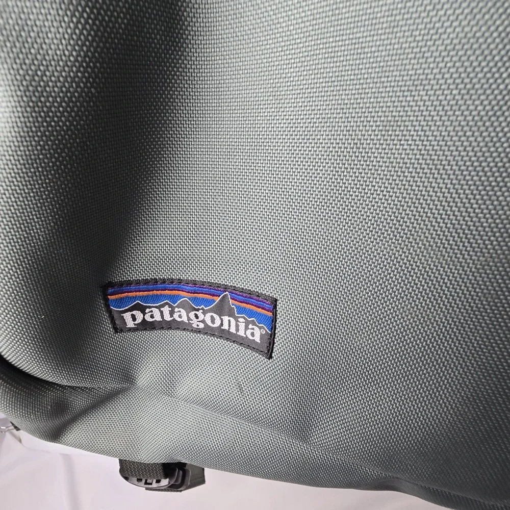 Patagonia Hanging Garment Trifold Travel Bag Green With Shoulder Strap